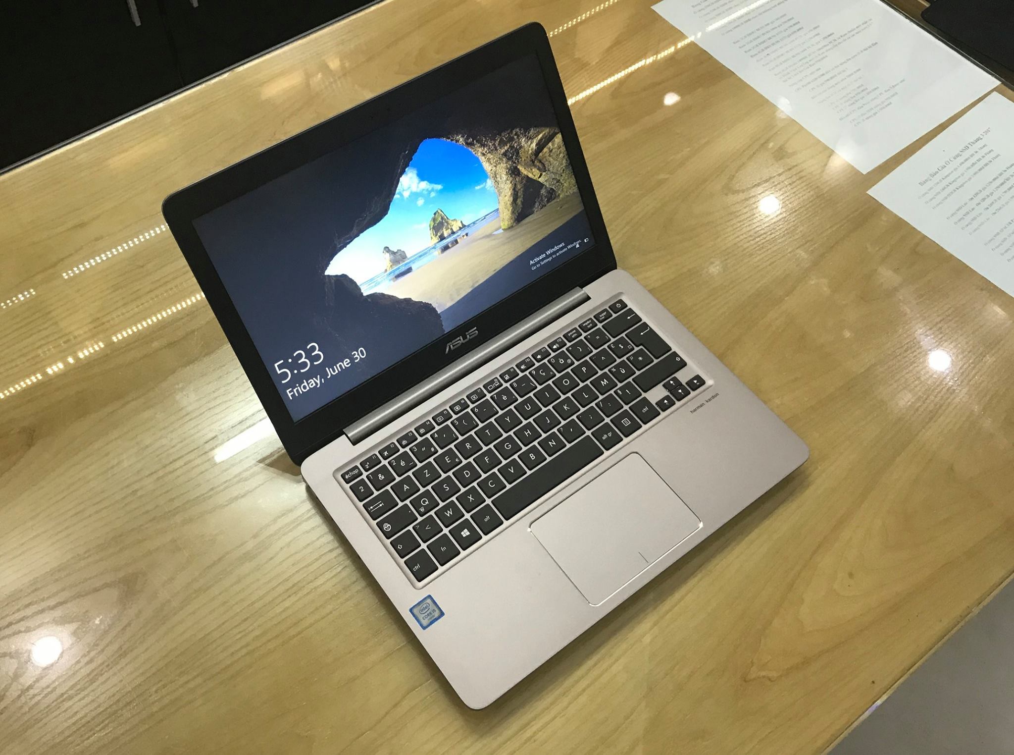 Laptop Asus UX310UA.jpg